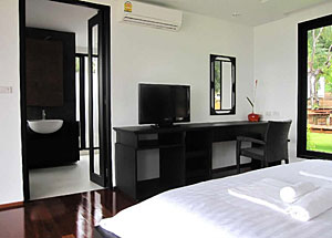 Bed / Bathroom in the Plub Pla Resort on Koh Mak