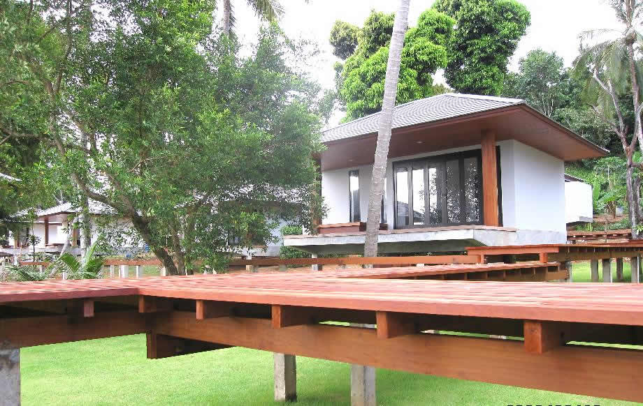 Maledives style elevated walkways between the villas