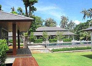 Easy accesible Pool and restaurant